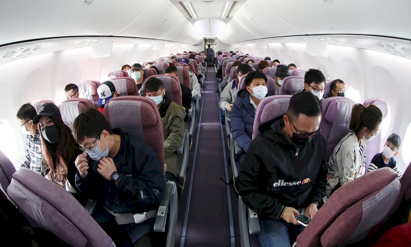 疫情衝擊航空業 健康證明及口罩恐成搭機必備