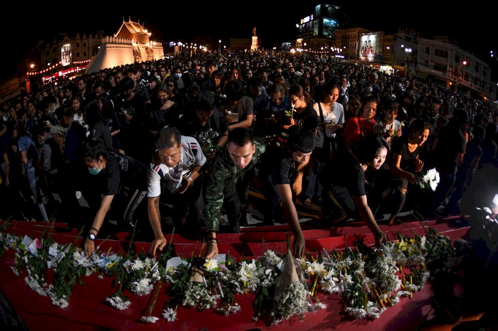 泰軍人濫射增至30死 泰國數百人燭光晚會悼念