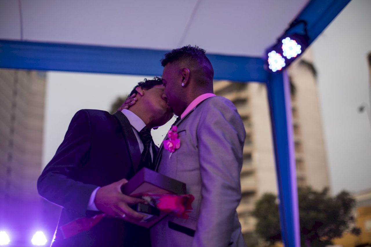 情人節辦象徵性婚禮 秘魯LGBTQ伴侶籲實現婚姻平權