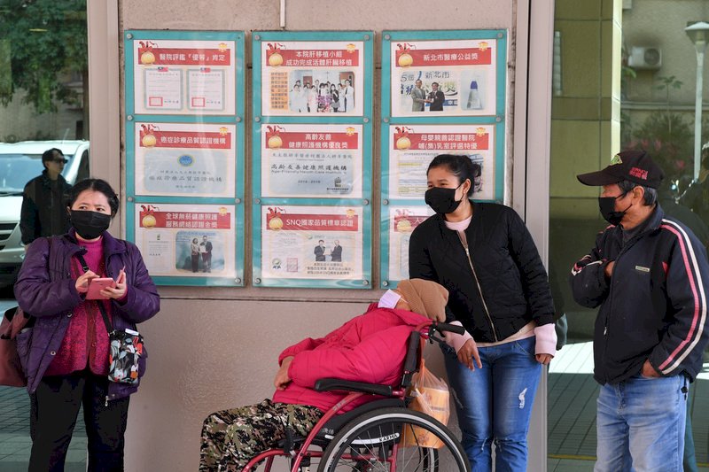 印尼籍看護在台確診 印尼官員：協助移工防疫
