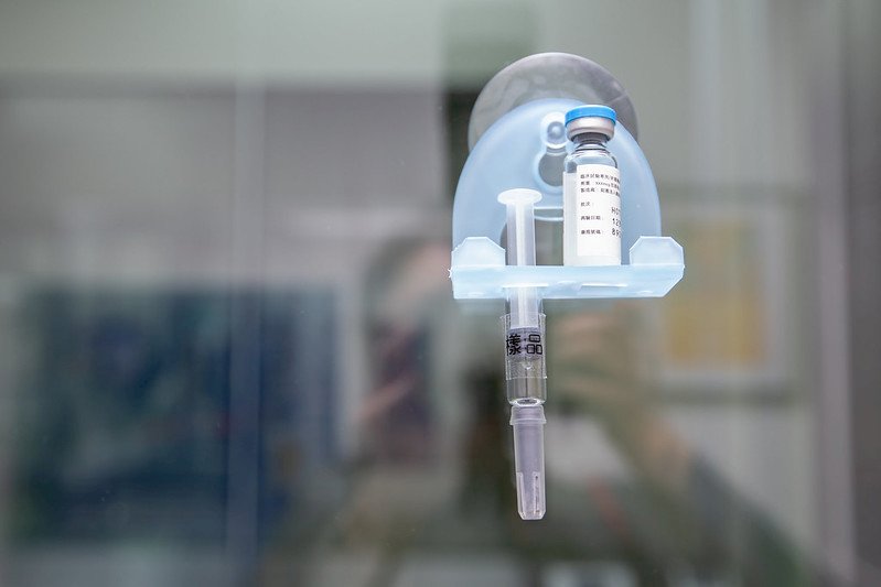 高端疫苗需補件 食藥署：EUA審查估延至7月底