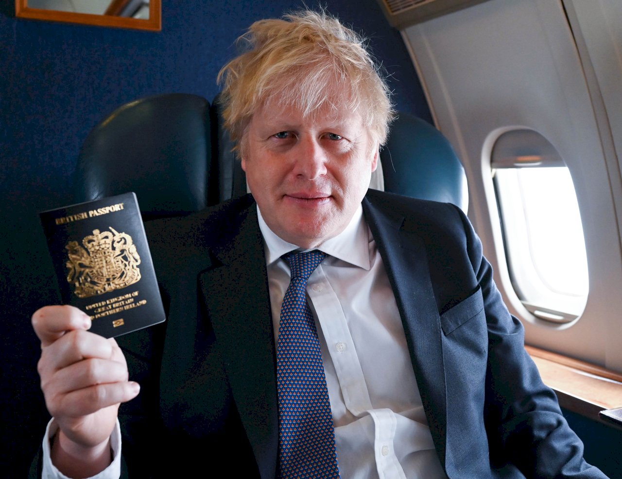脫歐後新措施 英國護照封面換回藍色增國家認同