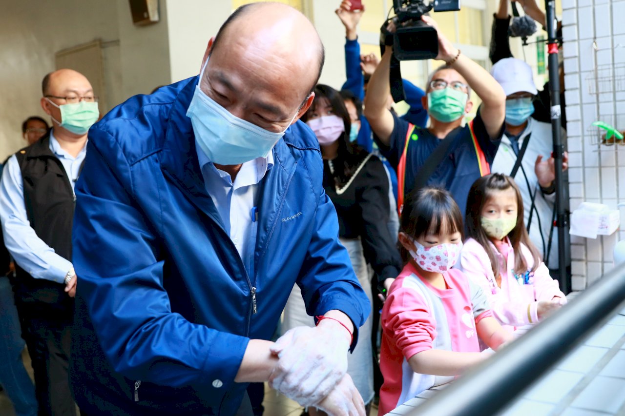 開學日赴小學視察防疫工作 韓國瑜要求做到零破口