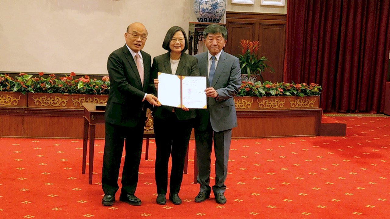 火速簽署公布防疫特別條例 總統：朝野展現台灣民主效率