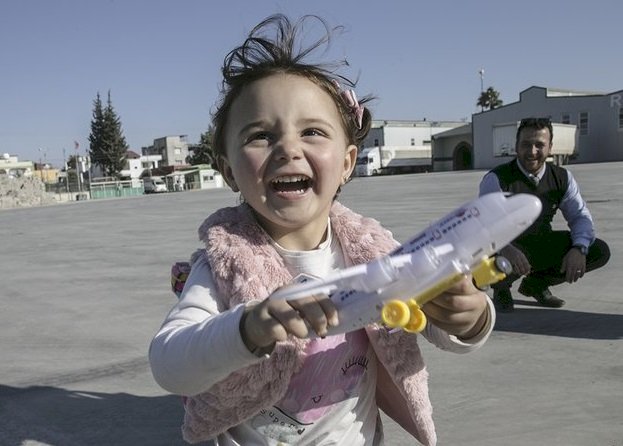 燦笑迎轟炸 敘利亞女童獲土耳其庇護