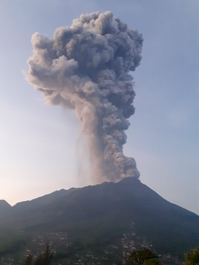 印尼梅拉比火山噴發 梭羅機場暫時關閉
