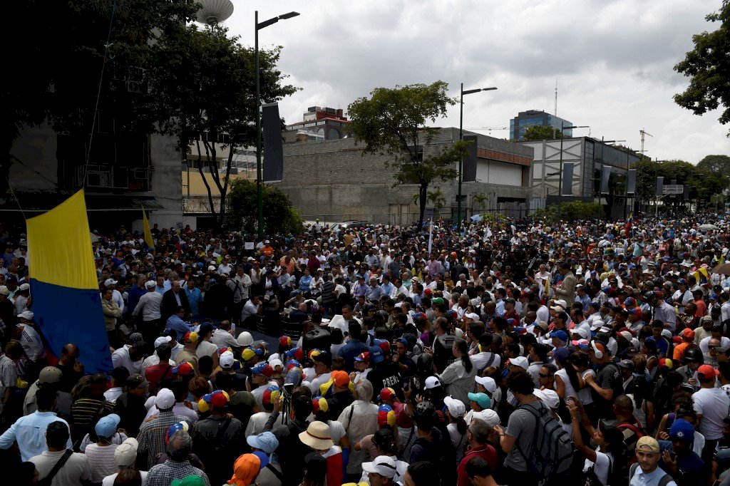 委內瑞拉反對派抗議遊行 鎮暴警察催淚瓦斯阻擋