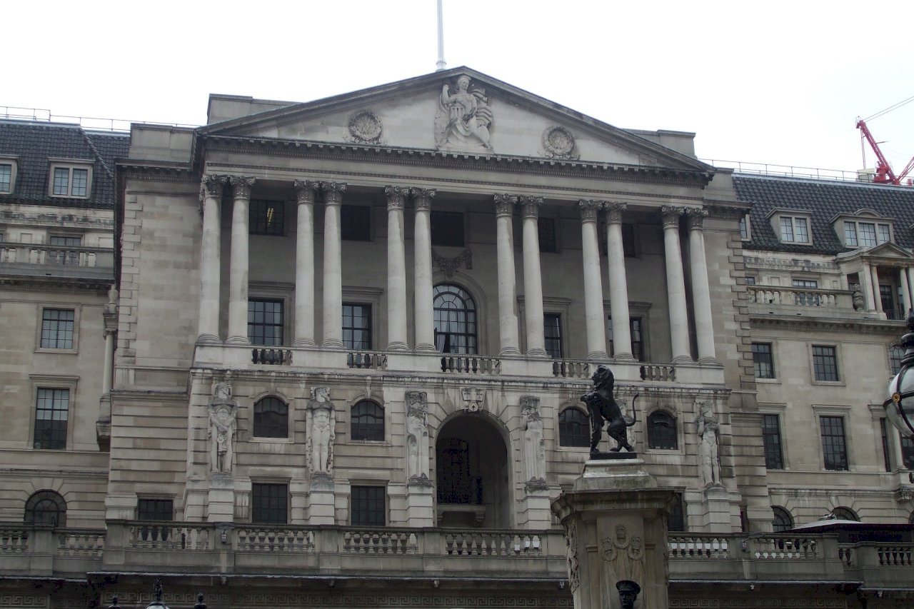 英國央行維持利率0.1%不變 上修經濟預測
