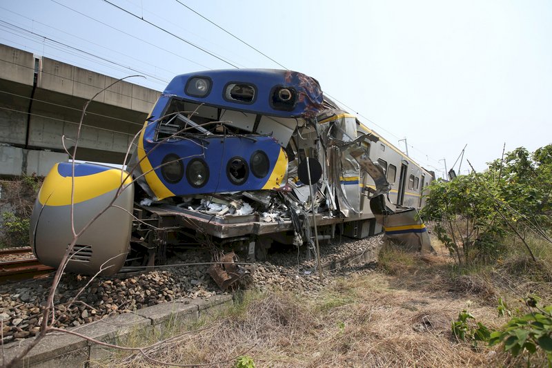 台鐵高雄平交道事故 區間車司機及3旅客受傷送醫