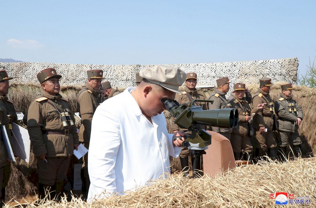 北韓最高人民會議召開前夕 金正恩視察軍事演習