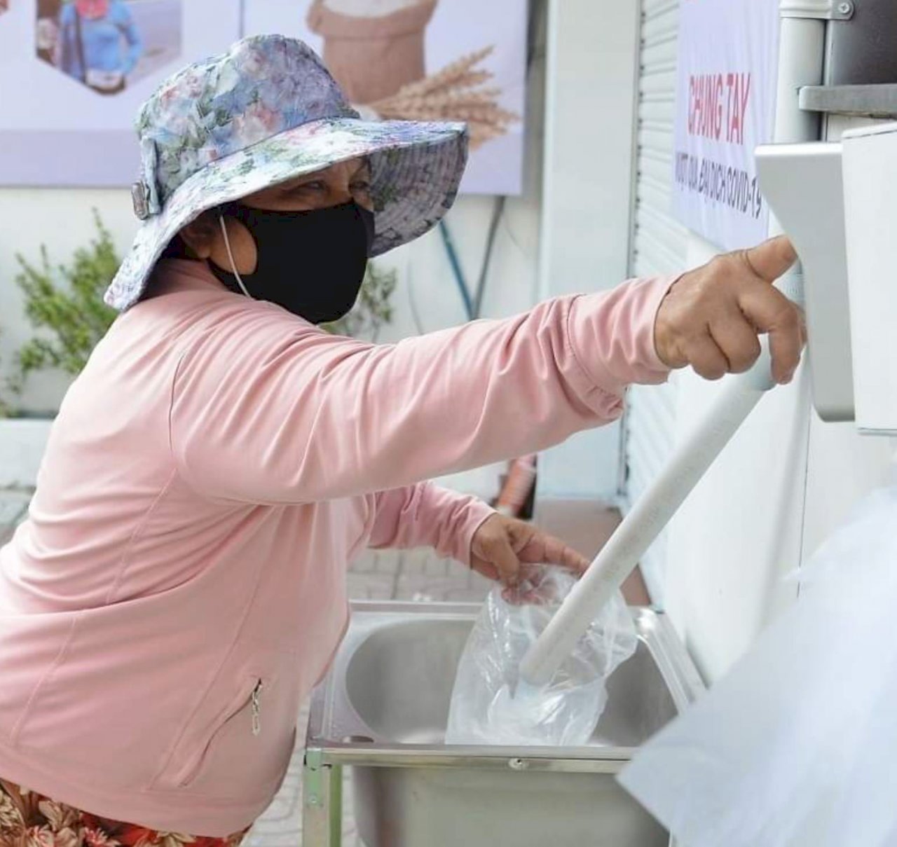 武漢肺炎封城 越南企業老闆提供窮人免費「白米ATM」