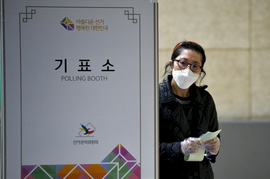 南韓國會大選登場 量體溫、戴口罩、手套投票