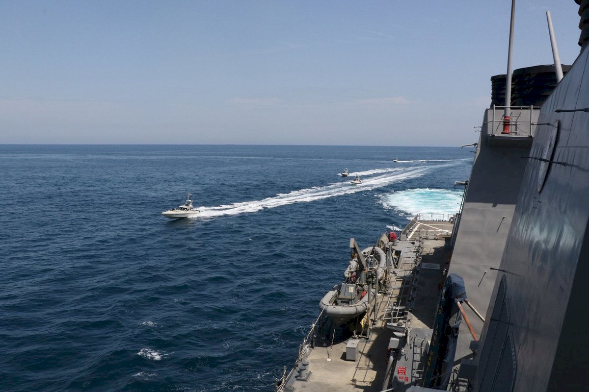 伊朗船艇若騷擾美軍艦 川普下令攻擊摧毀