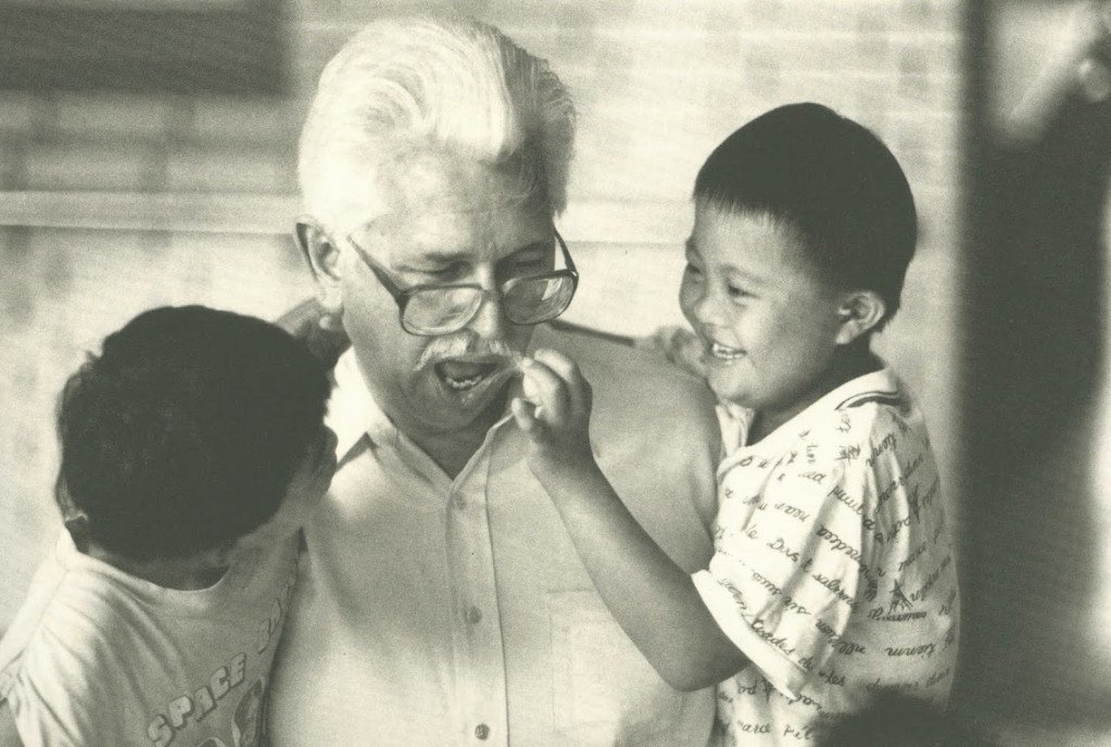 那年高喊「萬歲、萬歲、台灣萬歲」的早療先驅甘神父辭世