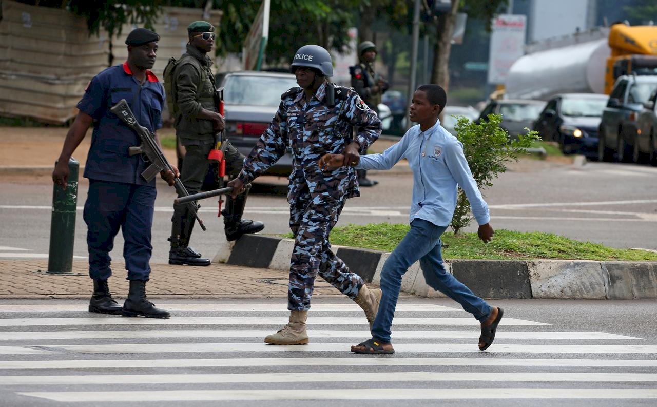 18人死於禁足令 奈及利亞防疫遭控侵害人權