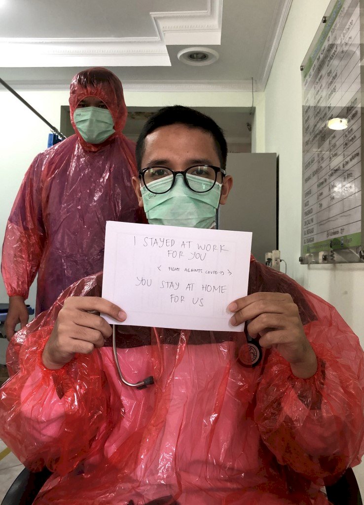 印尼醫生裝備缺 穿廉價雨衣當防護衣抗疫