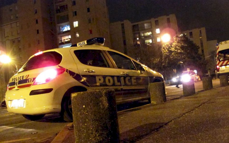 法國封城 巴黎郊區連續2晚爆發警察與年輕人衝突