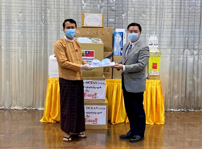 駐緬甸代表處捐贈5萬片口罩 仰光省長感謝