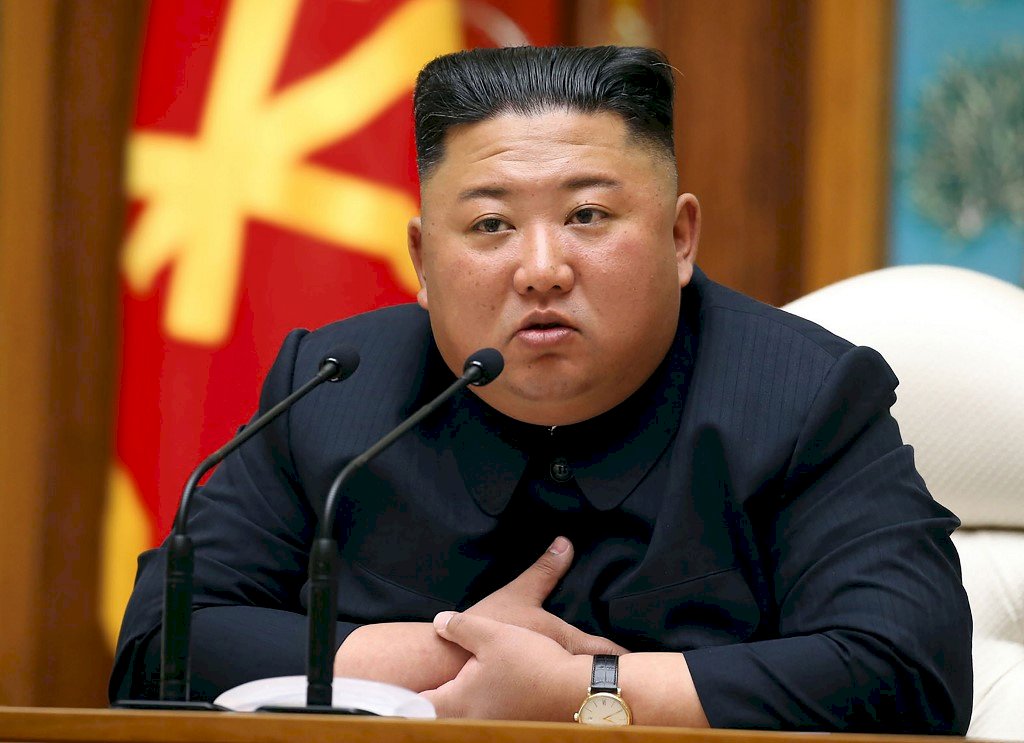 北韓黨慶團體操登場 金正恩看秀不戴口罩
