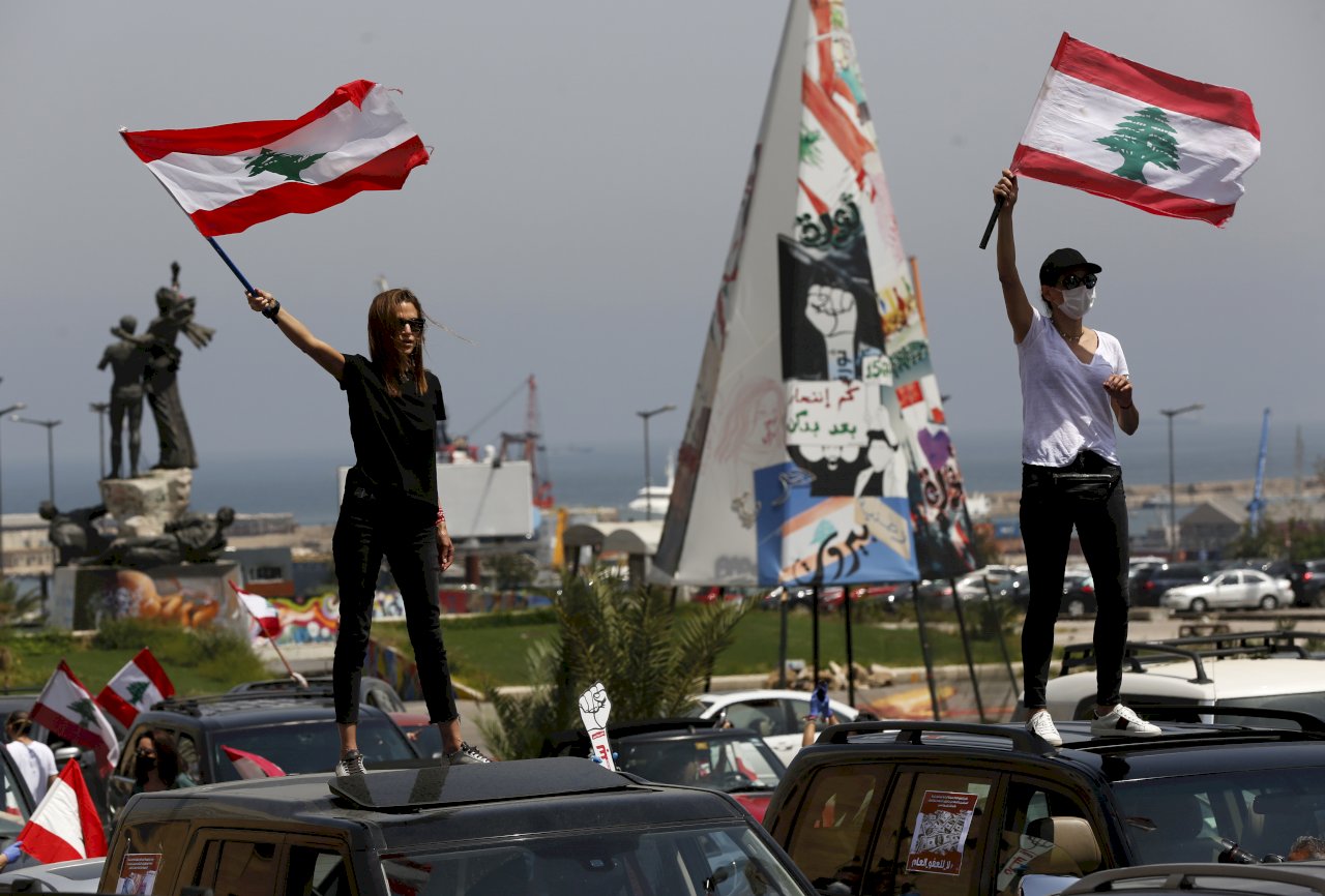 無視封城宵禁令 黎巴嫩人上街抗議經濟惡化