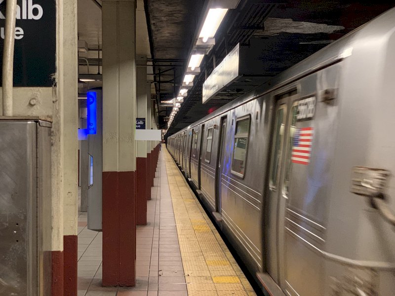 紐約地鐵因疫情乘客銳減 遊民霸占車廂問題惡化