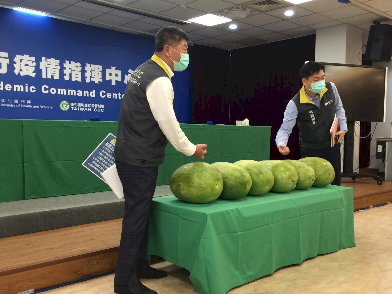 台灣連6天零確診  指揮中心擺6顆大西瓜