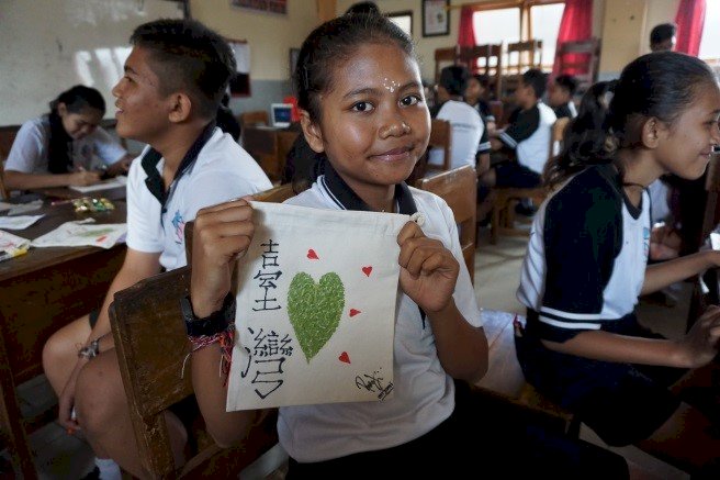 科大生赴峇里島教做環保袋 學童袋上寫「臺灣」感動所有人