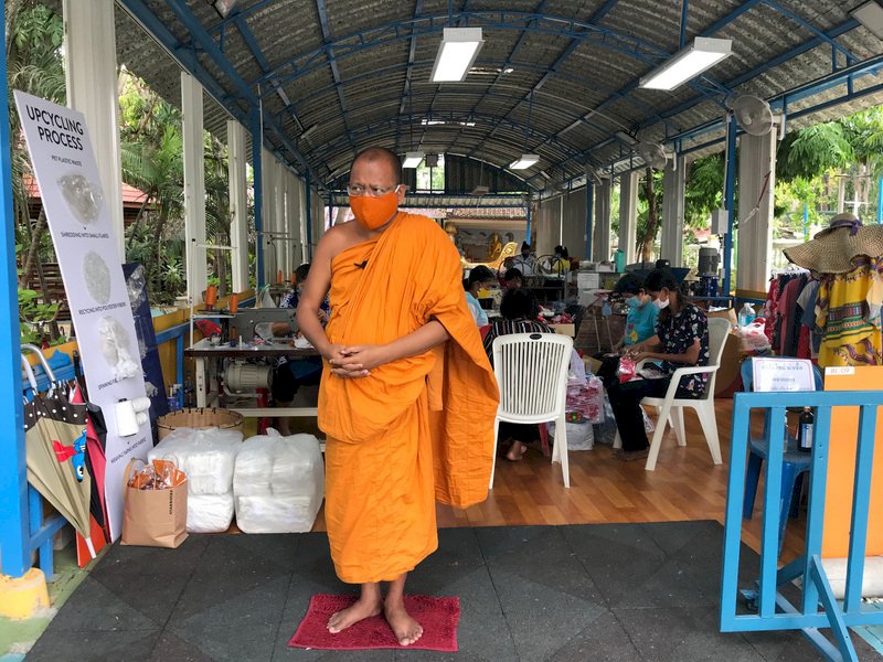 兼顧環保與防疫 泰國寺廟回收寶特瓶製作口罩