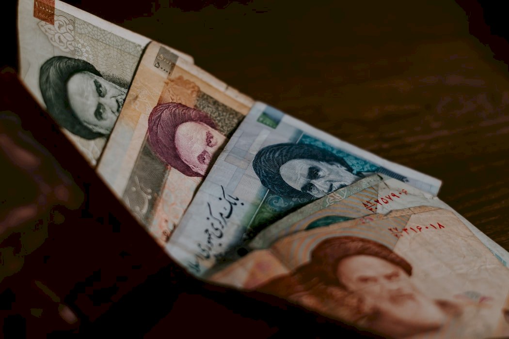 貨幣嚴重貶值 伊朗國會同意將鈔票砍掉4個0