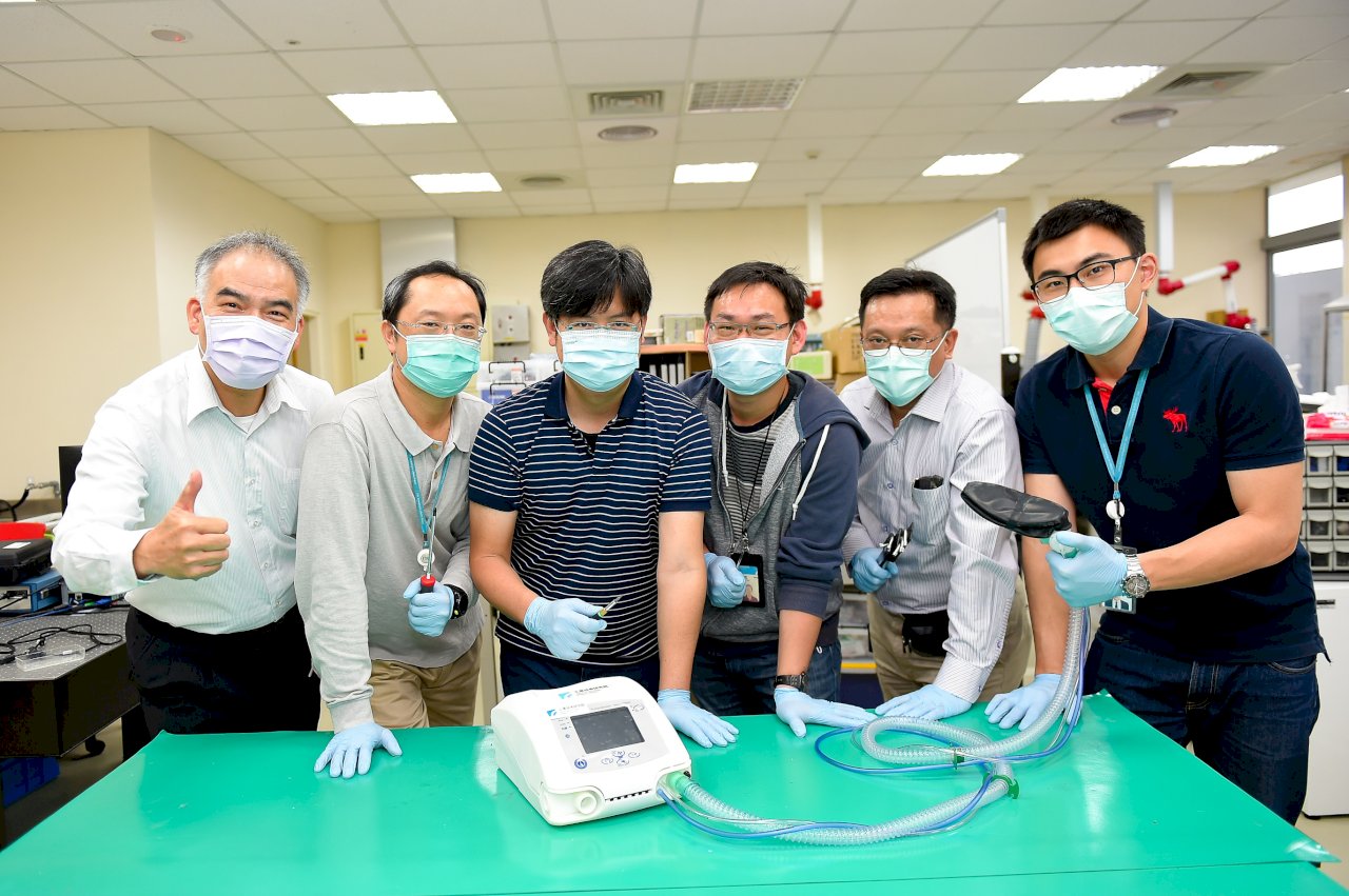 臺灣首台醫療級呼吸器原型機亮相 目標明年6月量產百台