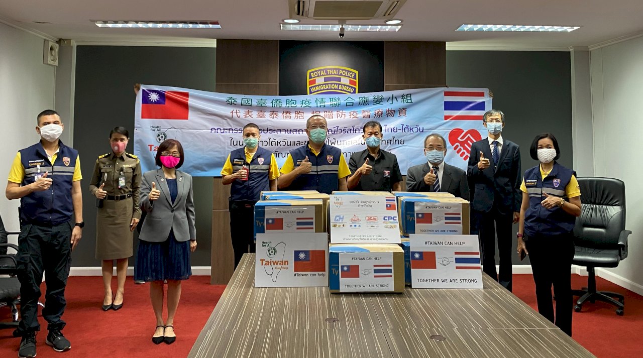 旅泰台灣僑胞贈泰移民局防護衣 助機場第一線人員防疫