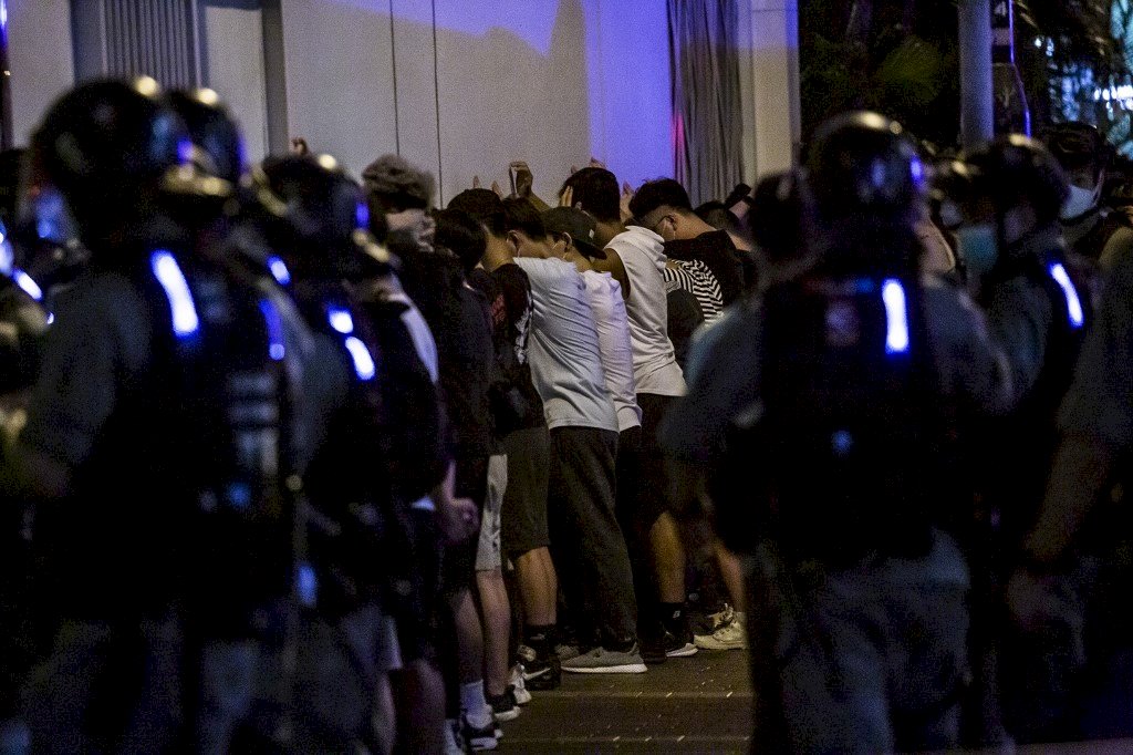香港旺角深夜警民衝突 數十人被帶走