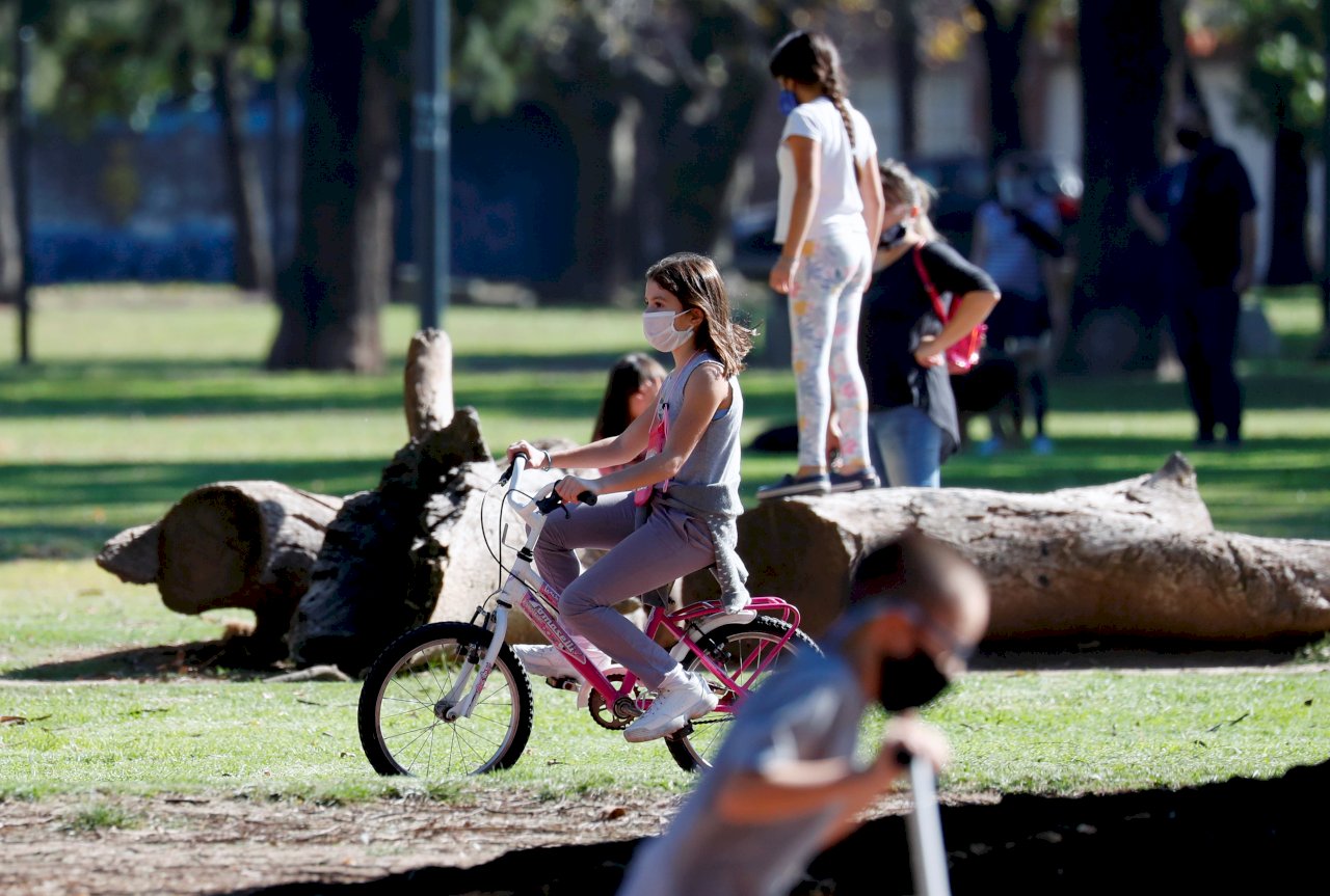 阿根廷隔離防疫兩月後 兒童青少年可外出散步