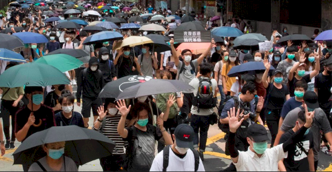 港網民號召反《國歌法》遊行人群聚集中 港警先嗆將果斷執法(影)