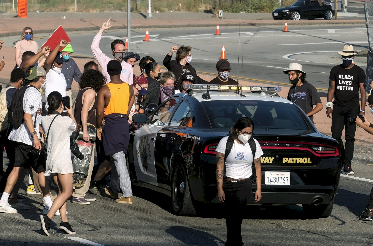 洛杉磯非裔抗議警察暴力 堵高速公路砸警車