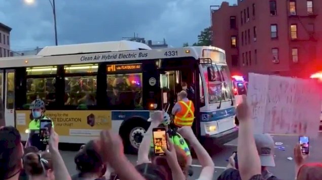非裔之死抗議潮燒到紐約 公車司機拒運送被補民眾