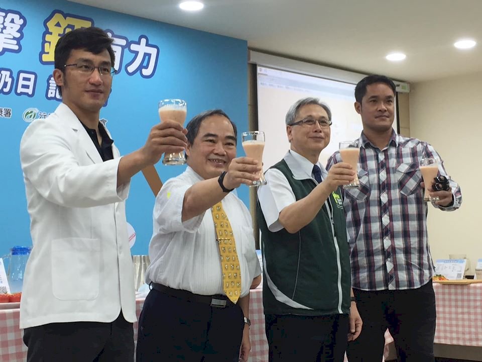 響應世界牛奶日 國健署籲全年齡存鈣本(影音)