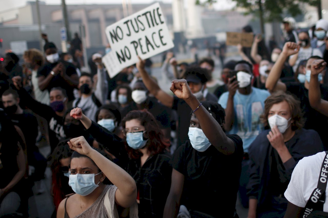 種族示威延燒全球 法國加拿大檢討警方執法手段