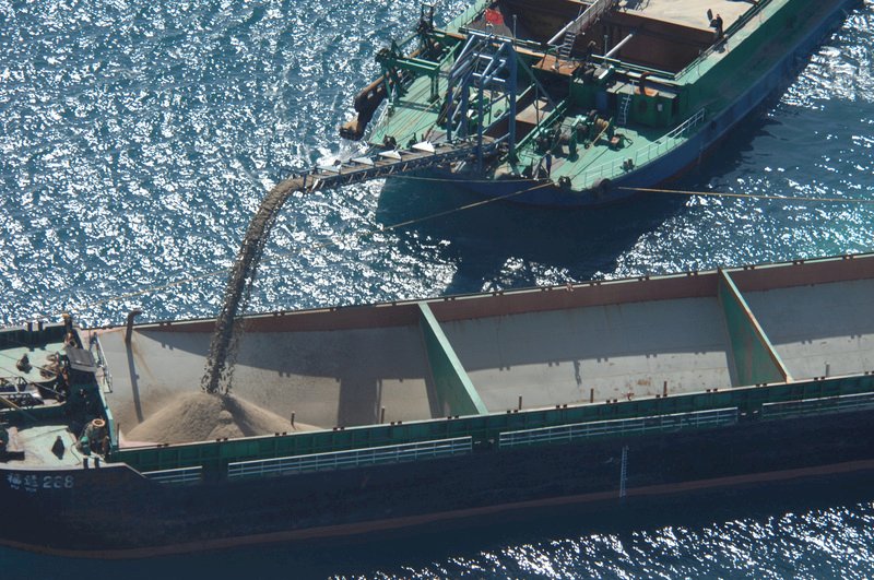 越界盜採500噸海砂 橋頭地院沒收中國抽砂船