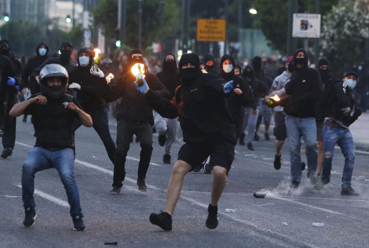 非裔遭警壓頸致死引燃怒火 希臘示威者丟汽油彈