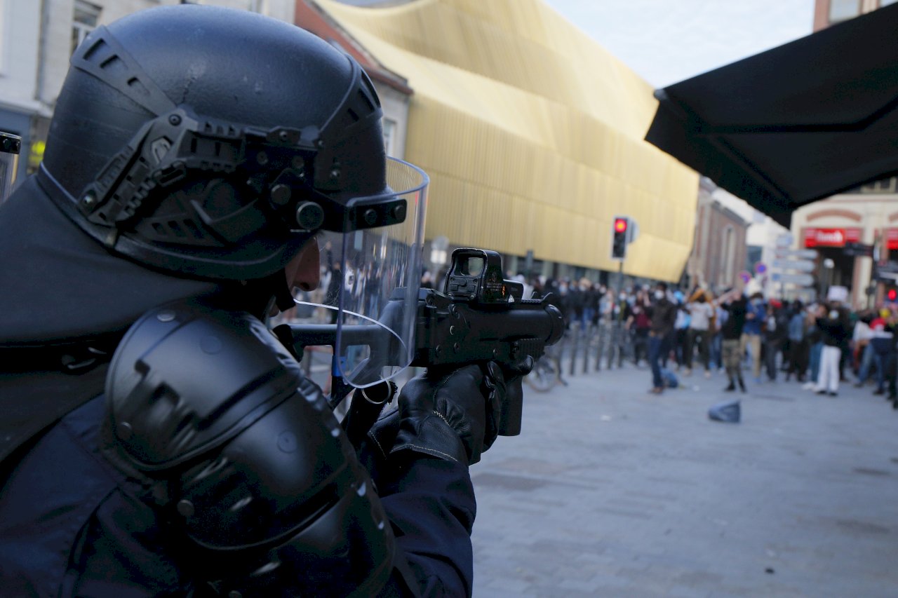 不滿政府擬禁用鎖喉手法 法國警察集會抗議