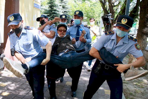 鬆綁疫情管制後 哈薩克首場抗議活動逾百人被捕