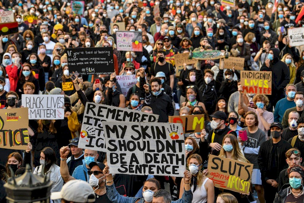 政界領袖示警疫情 澳洲數千民眾仍上街反歧視