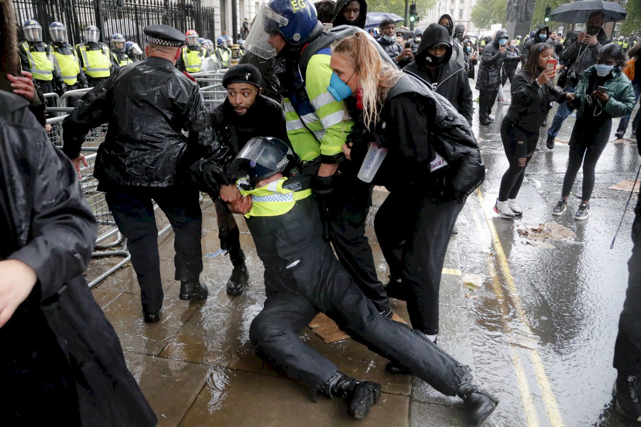 倫敦反種族示威衝突 14名員警受傷
