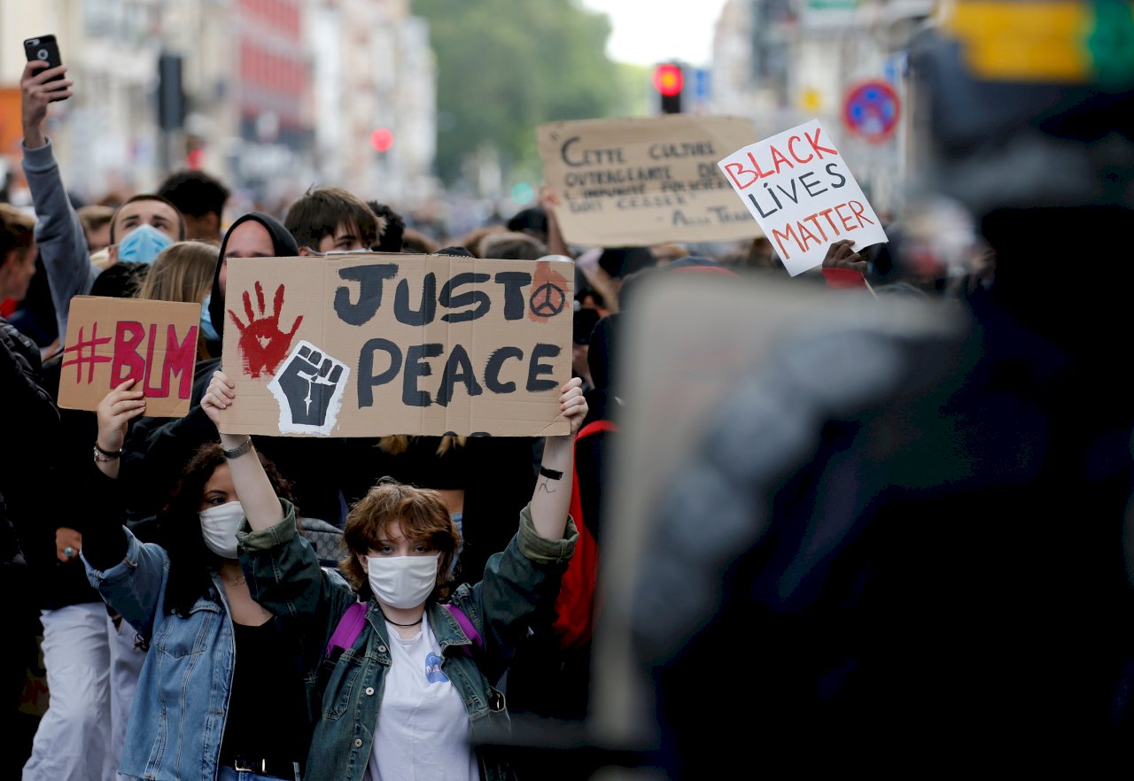 反警察暴力怒火延燒法國 內政部長：將禁鎖喉行為