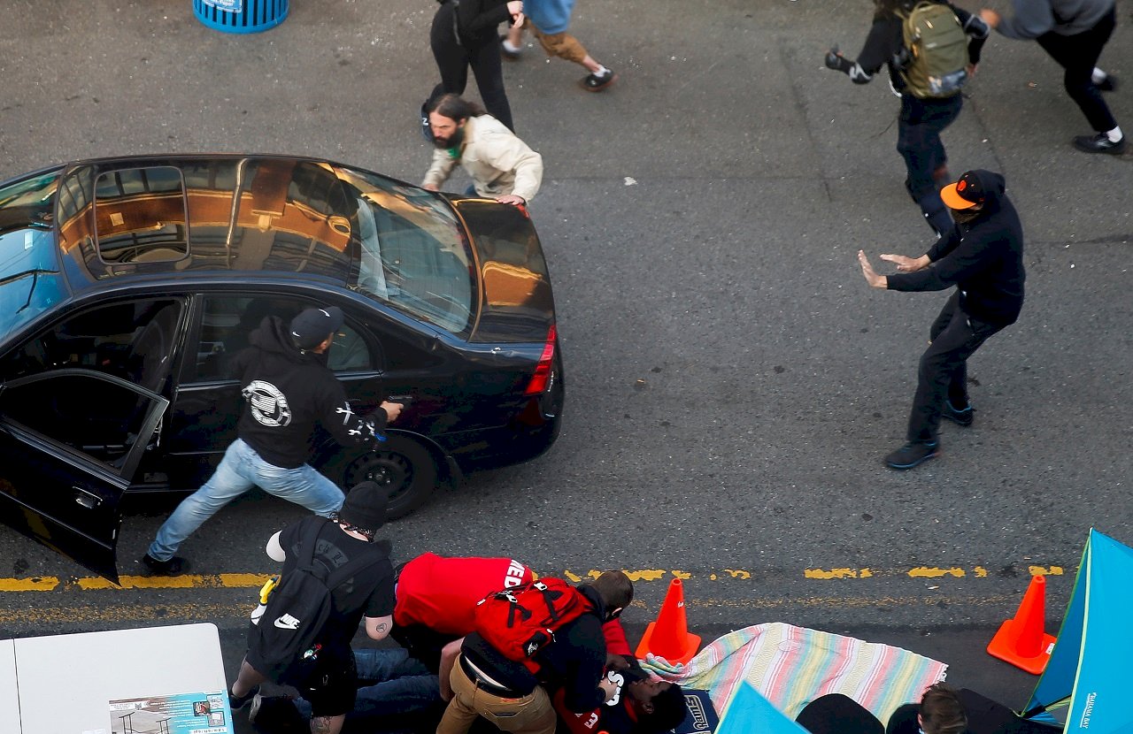 西雅圖示威現場 男子駕車衝撞人群槍擊路人
