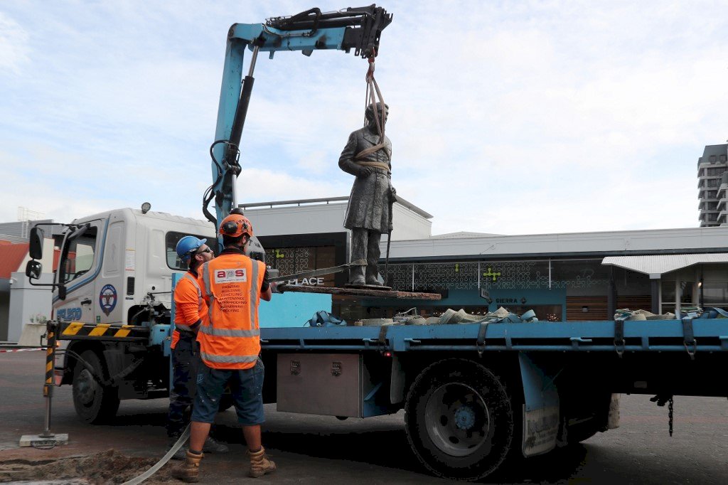 反種族主義浪潮燒紐國 殖民指揮官雕像被拆除