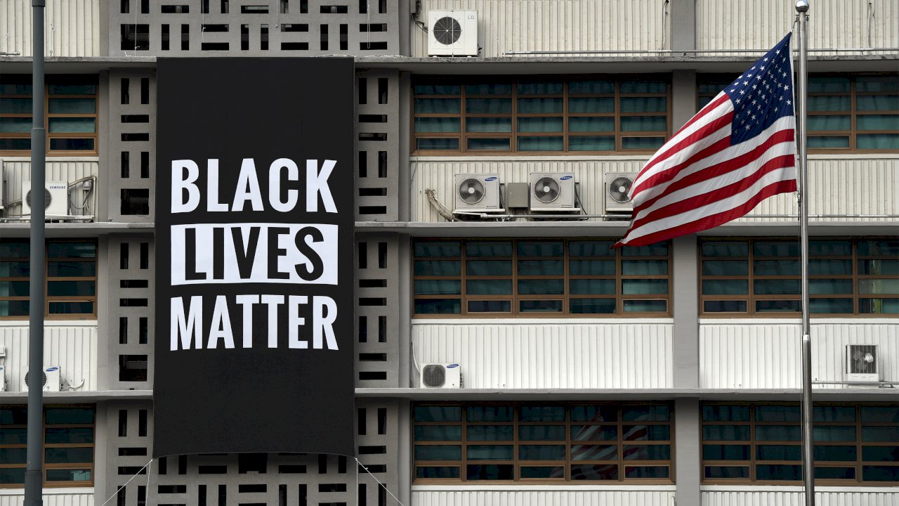 挺反種族示威 美駐首爾使館高掛黑人命也是命