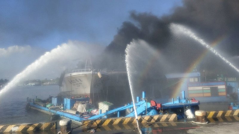 屏東漁港大火毀5遠洋漁船 初估損失逾億元