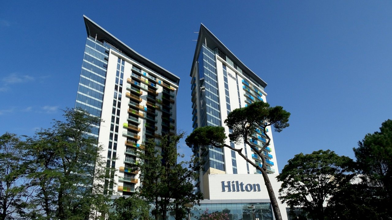 希爾頓酒店大砍2100人 員工休假再延長90天